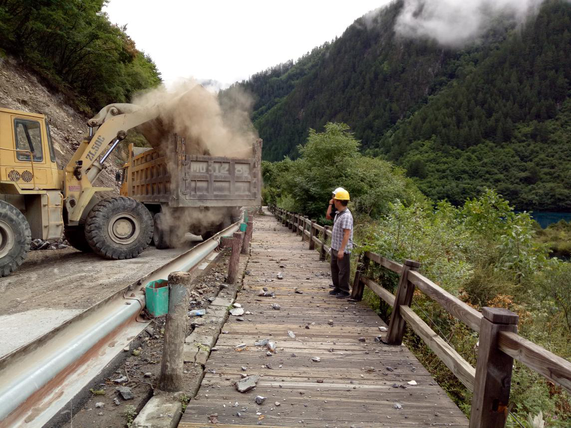 地震来袭婚礼变葬礼:墙体倒塌全村顿时陷入黑暗|地震|村民|九寨沟_新浪新闻